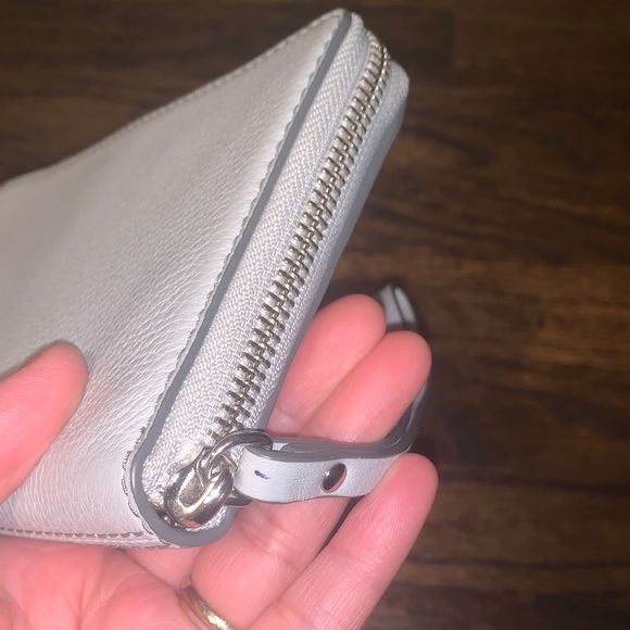 Marc Jacobs Empire City Travel Wallet with Strap light gray - Picture 9 of 16